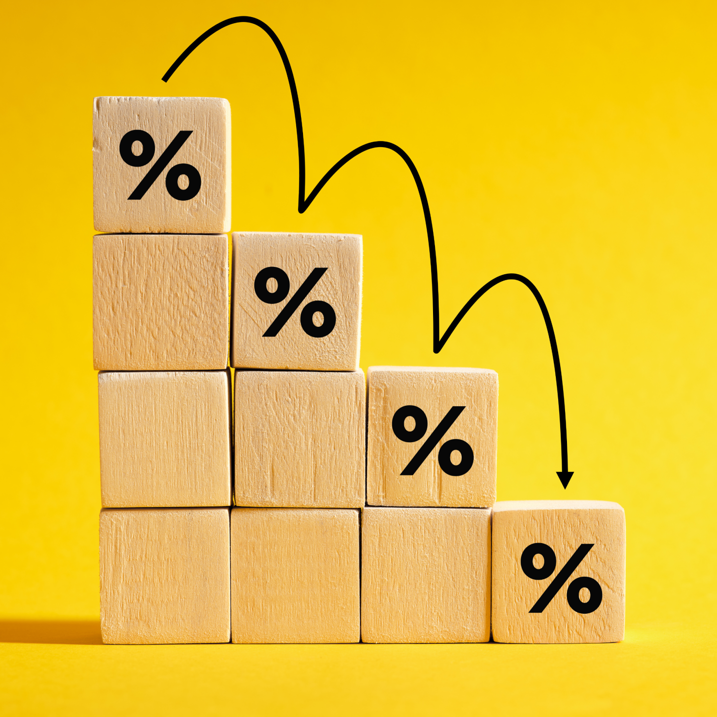 Wooden blocks of percentage signs in descending numbers, signifying the low interest rates of MM Credit's personal loan